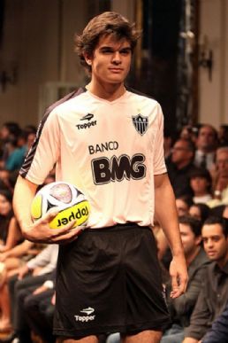 Guarani de Divinópolis joga contra o Cruzeiro e Atlético no Farião camisa rosa